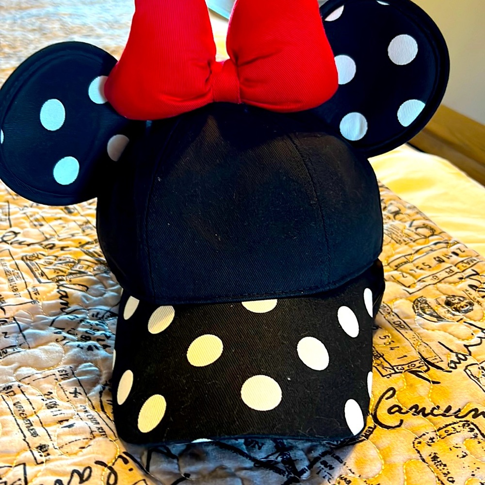 DISNEY Minnie Mouse SnapBack Hat